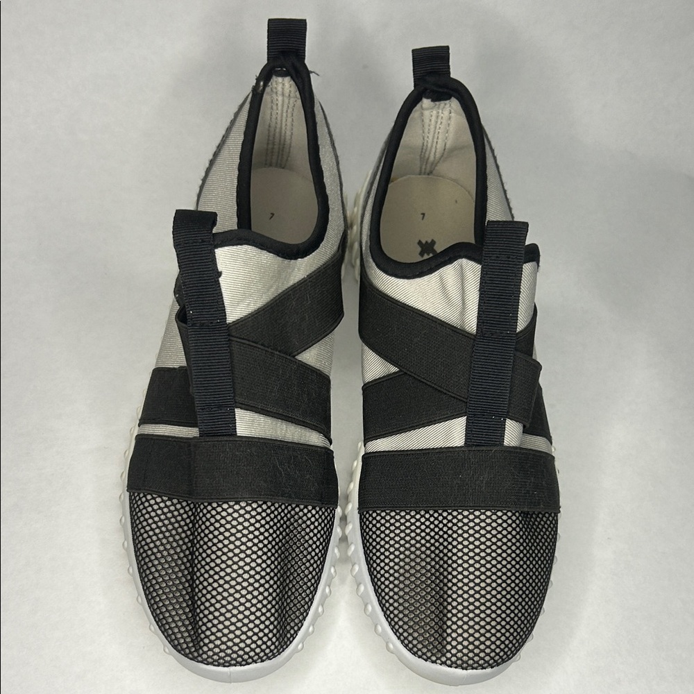 Xertia size 7 Black and White Women's Sneakers good condition - Picture 2 of 7